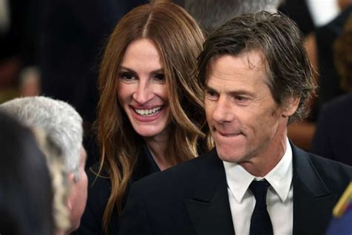 
Julia Roberts and Husband Danny Moder Are All Smiles at Kennedy Center Honors 